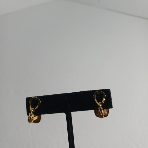 Monet Vintage Jewelry Clip On Earrings Gold Tone - Picture 4 of 7